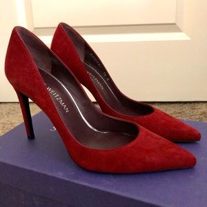 Stuart Weiztman Curvia In Scarlett Suede